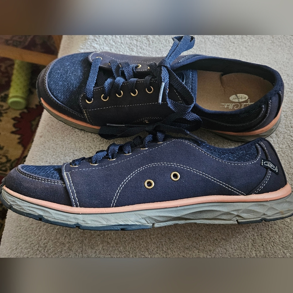9 Dr. Scholl’s "Anna" Sneaker
